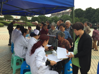 昆山虹橋醫(yī)院攜手中華園社區(qū)舉辦大型義診活動(dòng) 愛(ài)在深秋，共筑健康家園